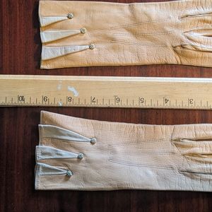 Vintage never worn, fine leather gloves.